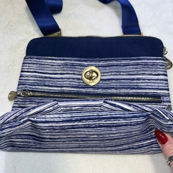 Baggallini Blue and White Crossbody Bag - Picture 6 of 7
